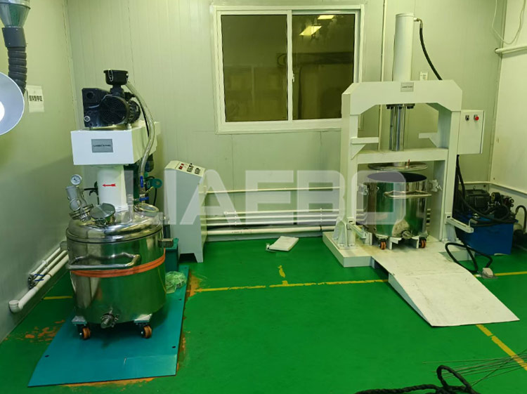 上海某科技有限公司100L同心雙軸和壓料機調試成功